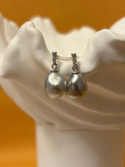 Tahitian-Keshi-Pearl-Earrings-WILD-18k-Gold-Lyra-front