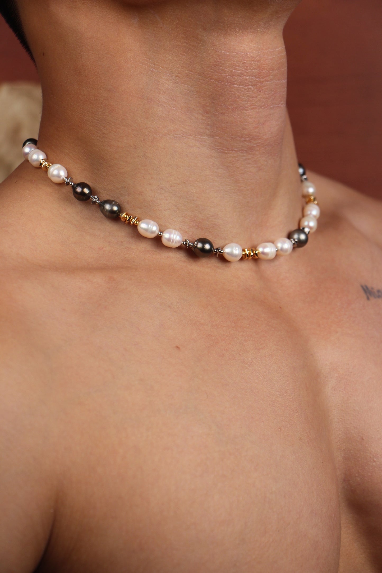 Men wearing pearl necklace with Tahitian pearls as South Sea pearls