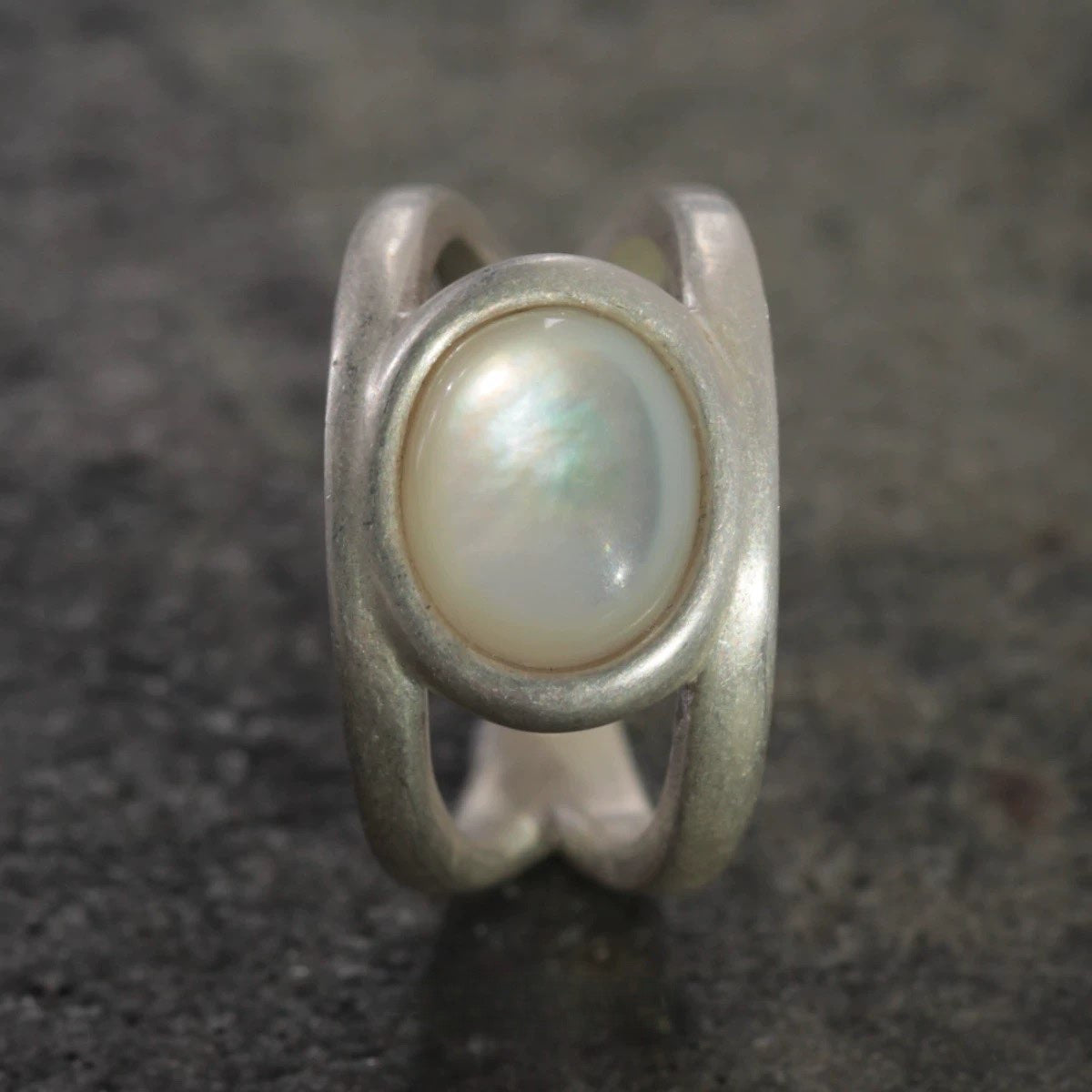 Vintage double layer silver ring featuring a nacre gemstone, showcasing timeless elegance and sophisticated design.