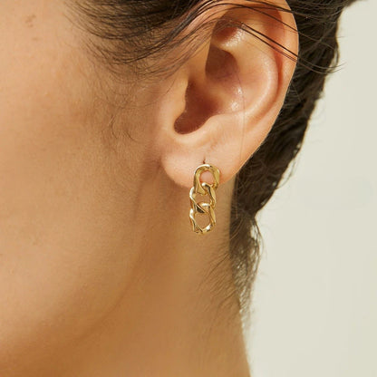 18k Gold Earrings - Chloe - Stylish Chain Earrings worn by a model, showcasing their elegant interlocking design.