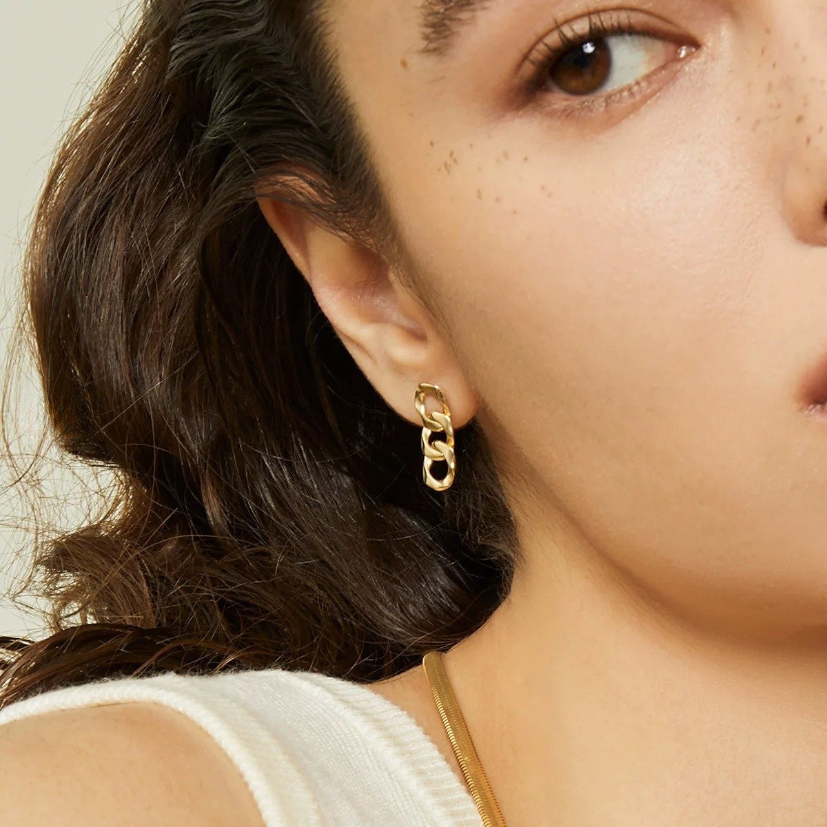 18k Gold Earrings worn by a model, featuring stylish chain design that sparkles elegantly.