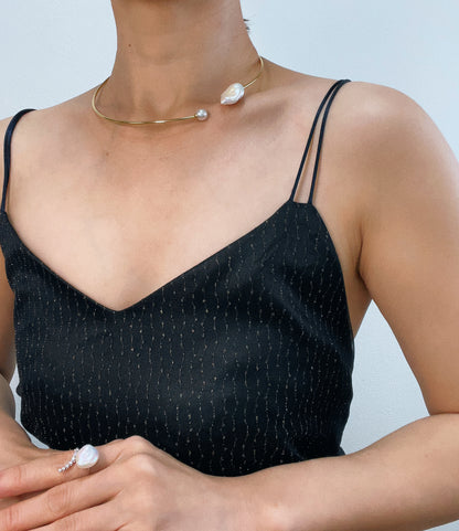 Baroque Pearl Choker worn by a model showcasing the unique shine of Akoya and Baroque pearls set in gold.