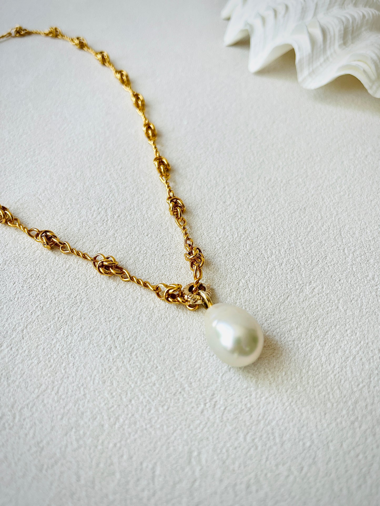 Baroque pearl pendant necklace featuring an irregular pearl on a bold 18k gold vermeil chain.