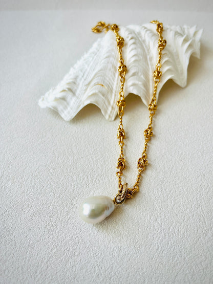 BOLD Golden Aurora baroque pearl pendant necklace with a distinctive pearl on an 18k gold vermeil chain.