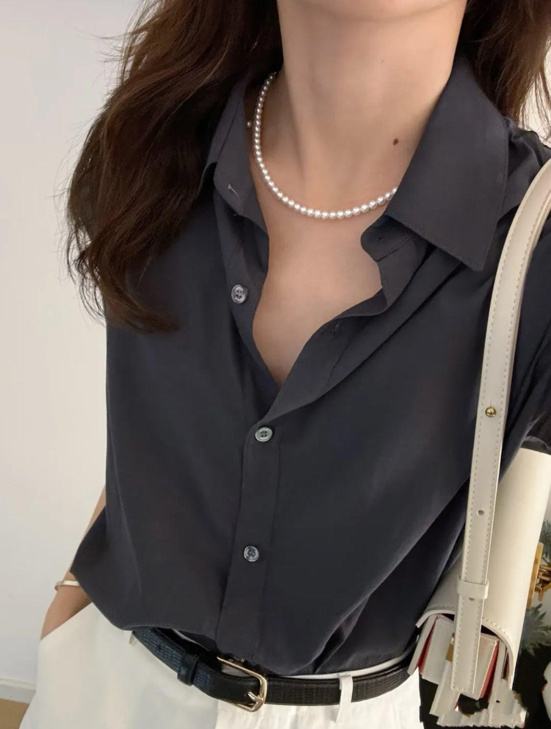 a model wears a Pearl strand necklace with silver clasp 