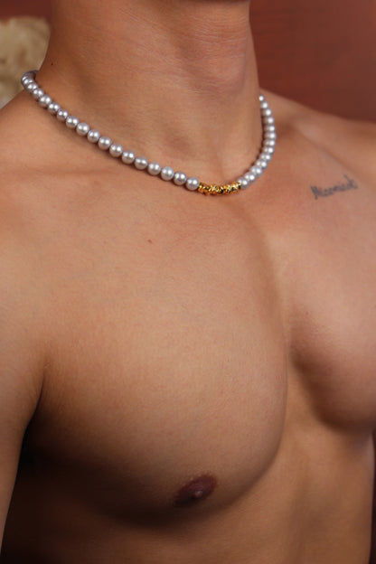 Men wearing silver pearls on a gold necklace