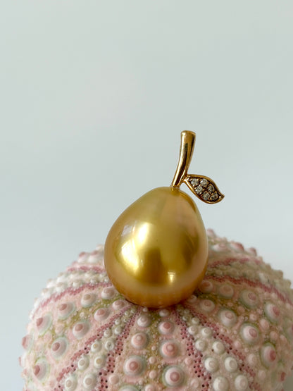 south sea Golden pear-shaped pendant with a diamond on a textured shell background