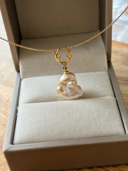 South Sea golden pearl pendant on a gold necklace in a jewelry box
