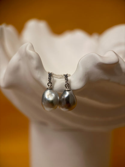 Tahitian-Keshi-Pearl-Earrings-WILD-18k-Gold-Lyra-front