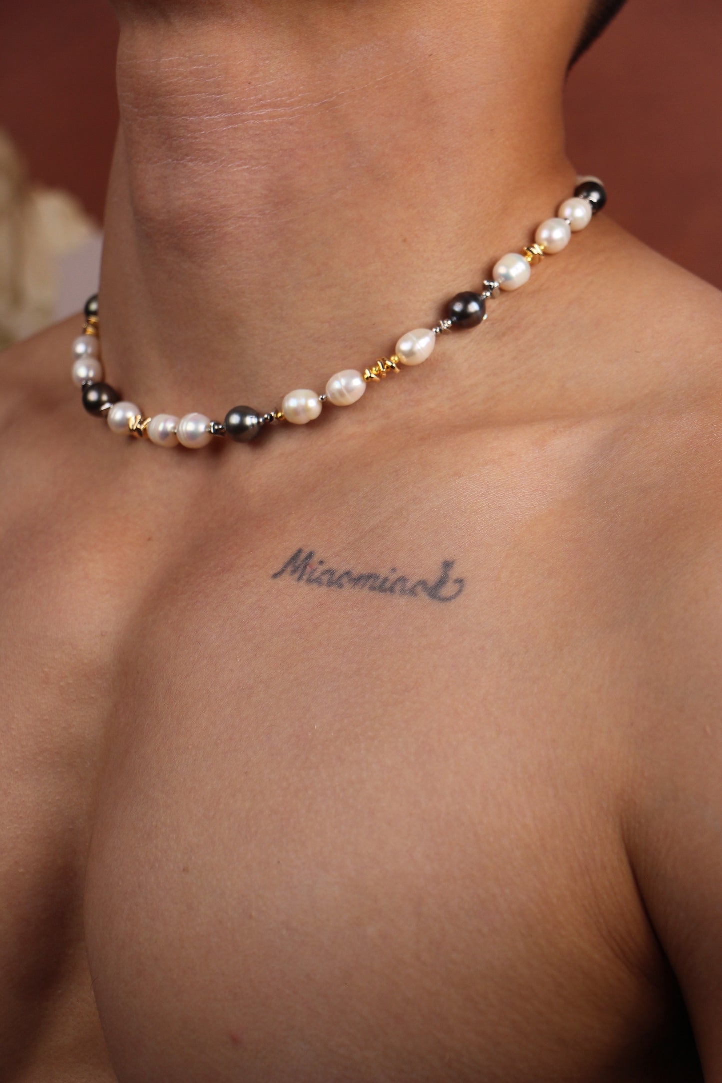 Men wearing pearl necklace with Tahitian pearls as South Sea pearls