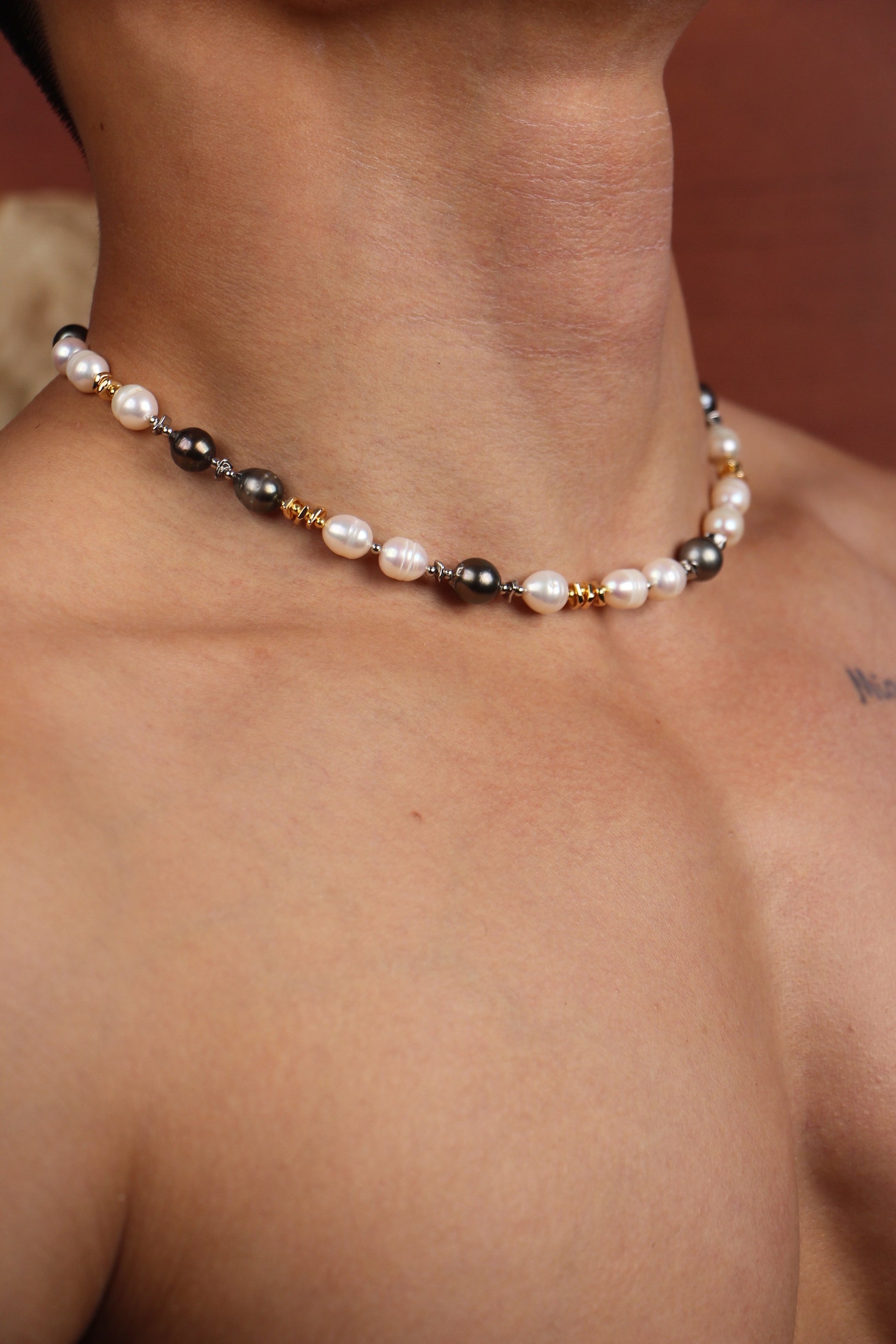 Men wearing pearl necklace with Tahitian pearls as South Sea pearls