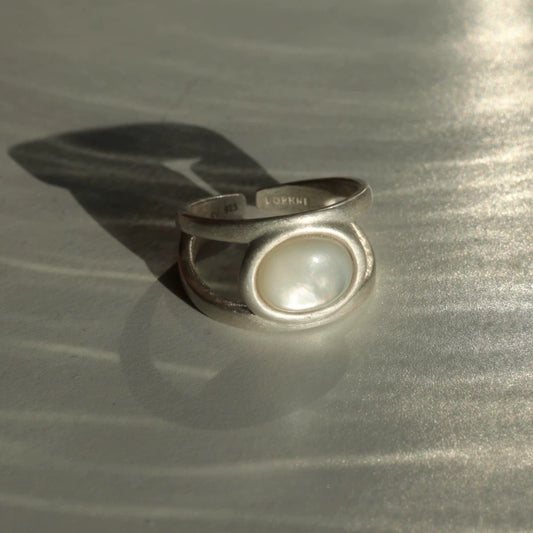 Vintage double layer silver ring featuring a luminous nacre gemstone, perfect for elegant everyday wear.