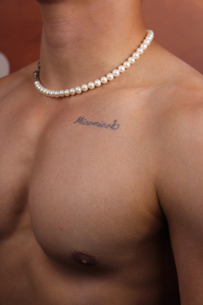 Men wearing a shining white pearl strand necklace